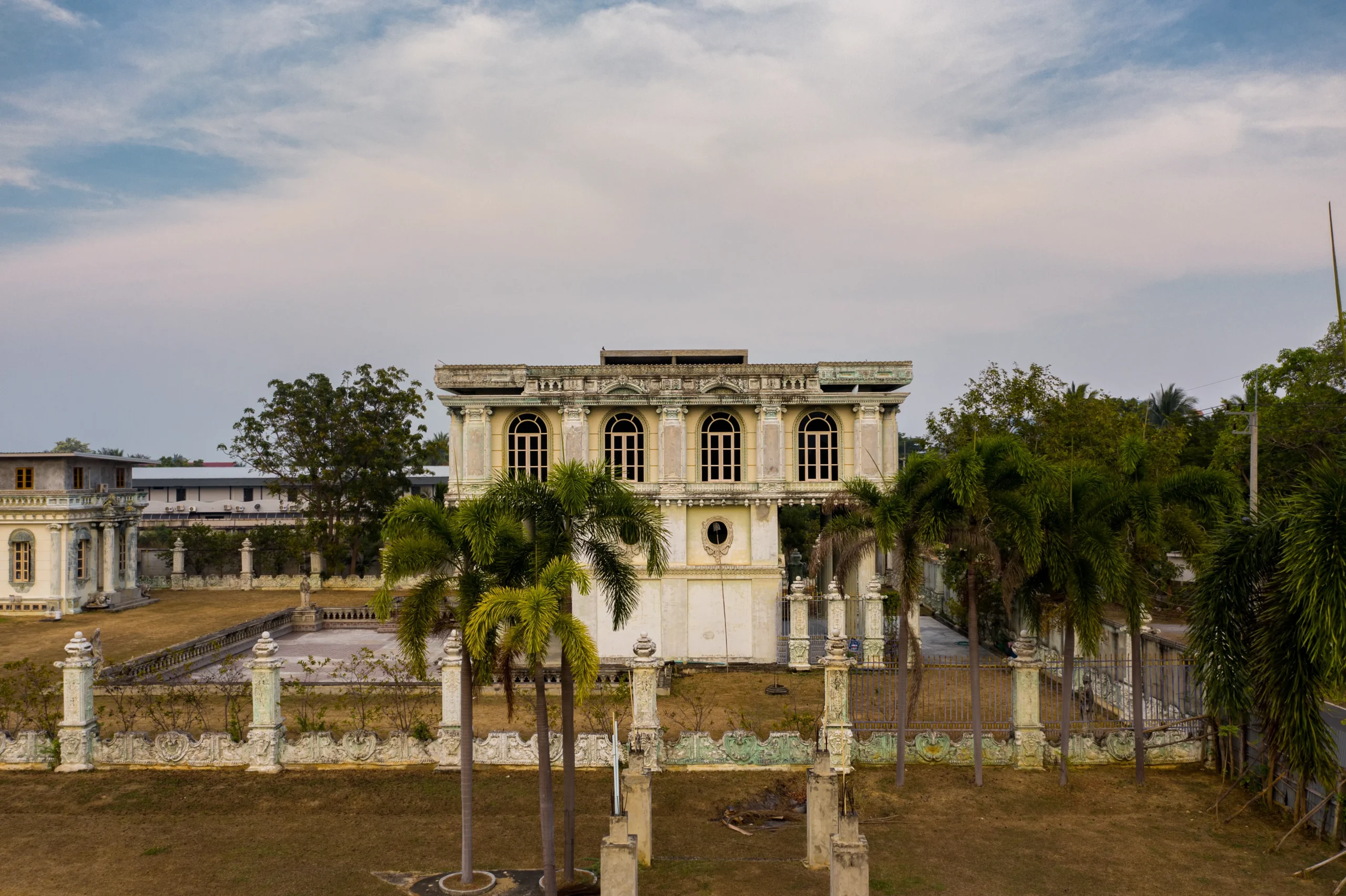 abandoned-mansion-thailand
